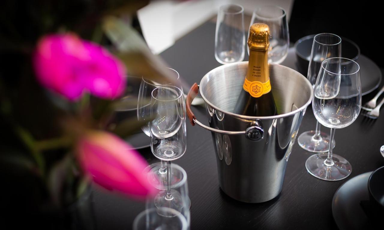 Kotel Windermere Exterior foto Champagne in a champagne bucket