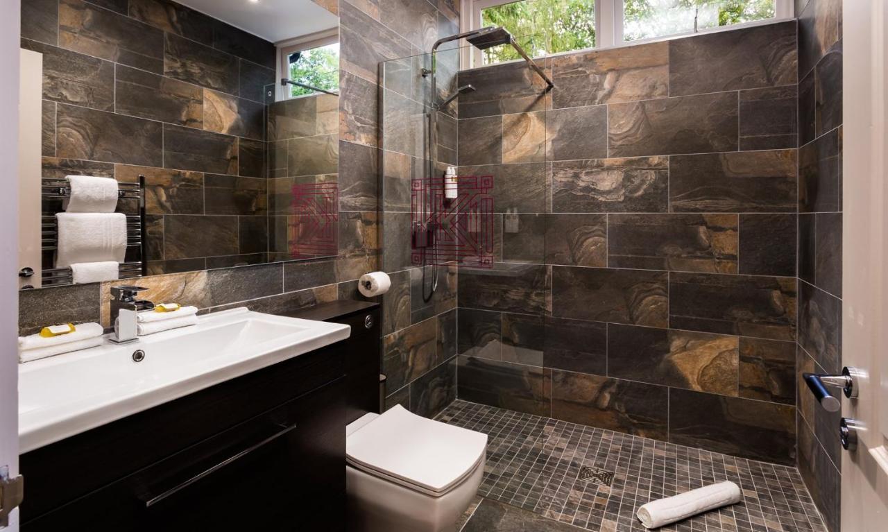Kotel Windermere Exterior foto Bathroom with shower enclosure